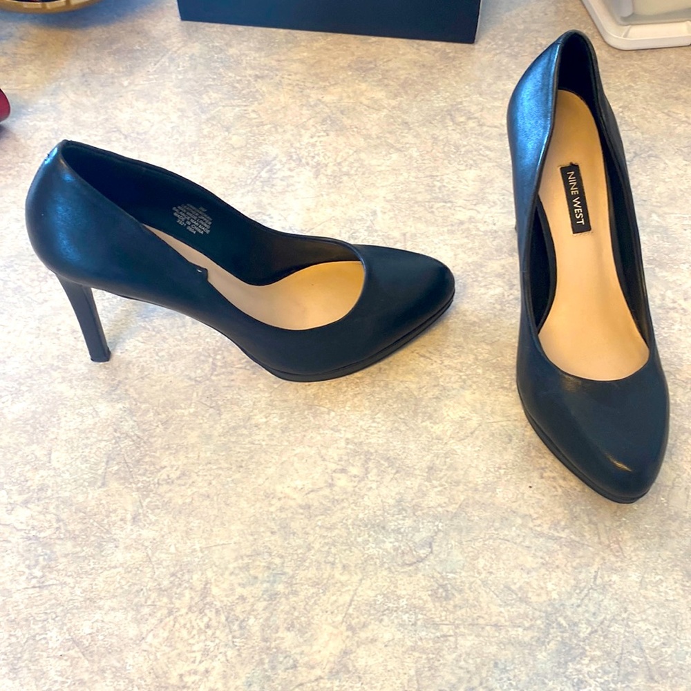 Like new Nine West black pumps size 9